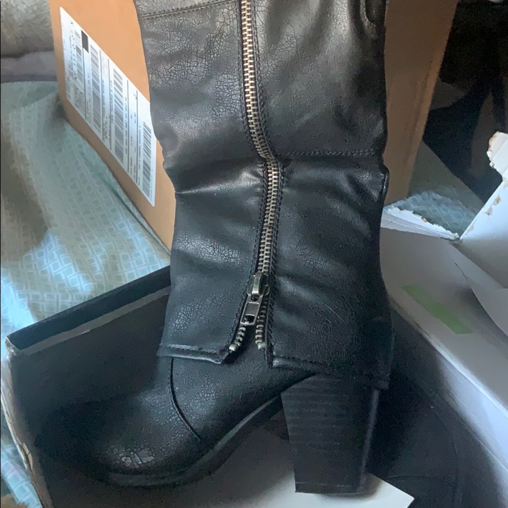 black discovery boots